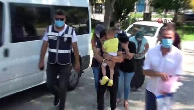 polis araci -  Hırsızlık zanlısı, adliyeye götürülürken göbek attı Videosu