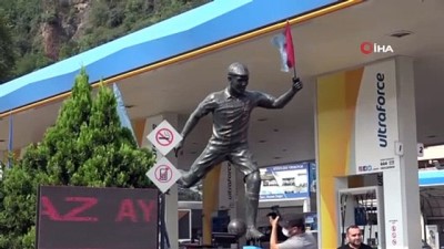 sampiyon - Trabzonsporlu taraftarlar, Nwakaeme'nin heykelini yaptırdı Videosu