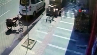 olumlu -  Yola doğru hareket eden bebek arabasını market çalışanı böyle yakaladı Videosu