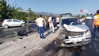 jandarma -  Ana yola çıkmak isteyen sürücü kazaya sebep oldu: 2 yaralı Videosu