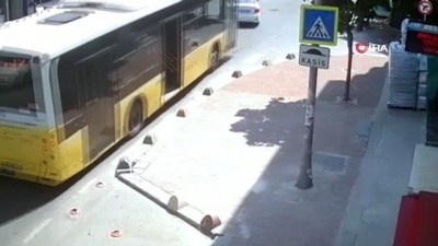 guvenlik kamerasi -  Kadın seyir halindeki otobüsten böyle düştü Videosu