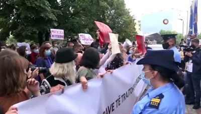 basbakanlik -  - Kosova’da kadın cinayetleri protestosunda başbakanlık binasına kırmızı boya atıldı Videosu