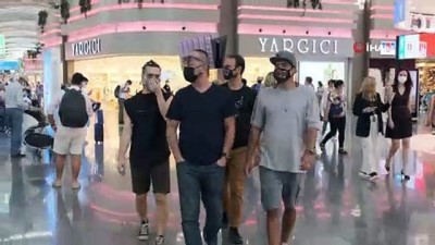 yabanci turist -  Manga Grubu’ndan İstanbul Havalimanı’nda sürpriz konser Videosu