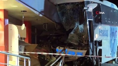 yolcu otobusu -  Park halindeki yolcu otobüsünün freni boşaldı: Ortalığı savaş alanına çevirdi Videosu