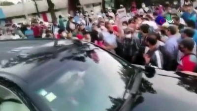 saglik calisanlari -  - Meksika Devlet Başkanı Obrador, aracının etrafını saran göstericiler ile görüşmeyi kabul etti Videosu