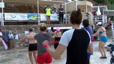  Antalyalı kadınlar su jimnastiğiyle forma giriyor