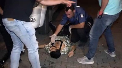 polis ekipleri -  Elinde tabancayla saldırıya gitti, silahla vurularak ağır yaralandı Videosu