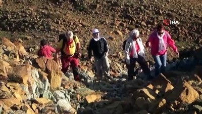 belediye baskani -  Eskiden ok atılıyordu şimdi silah... 8 asırlık gelenek 2300 metrelik zirvede yaşatıldı Videosu