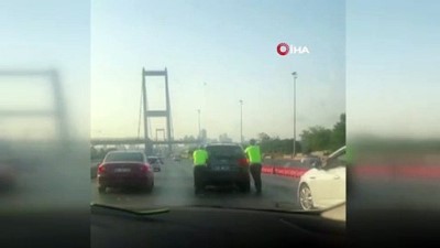 polis -  Aracı bozulan  şoförün yardımına trafik polisleri koştu Videosu