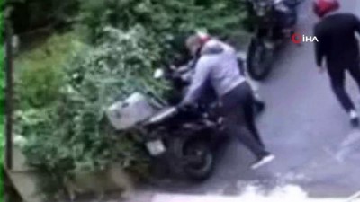 kamera -  Park halindeki motosiklet saniyeler içinde böyle çalındı Videosu
