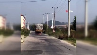  Saman yüklü kamyonet böyle tehlike saçtı Videosu