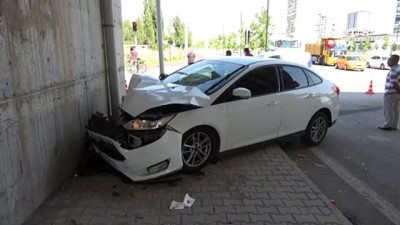 trafik kazasi -  Sivas'ta kamyonet ile otomobil çarpıştı: 3 yaralı Videosu