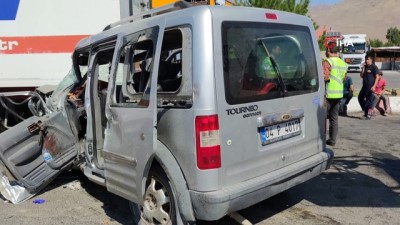 trafik kazasi -  Van’da trafik kazası: 1 ölü, 4 yaralı Videosu