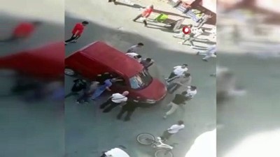 saldiri -  Bisikletli çocuğa çarpmaktan son anda kurtuldu, mahallelinin saldırısına uğradı...O anlar kameralara yansıdı Videosu