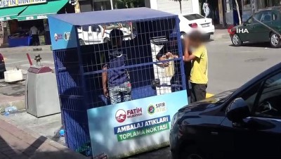 kucuk cocuk -  Fatih’te kağıt toplayan çocuklar belediyenin atık kutusuna girdi Videosu