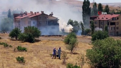 su -  Vatandaşlar yangına kova ile su taşıdılar Videosu