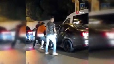 polis merkezi -  ‘Yol verme’ kavgasında darp ettiği şahsın akrabaları tarafından öldüresiye dövüldü Videosu