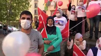 teror orgutu -  Evlat nöbetindeki aileler HDP önünde 30 Ağustos Zafer Bayramını kutladı Videosu