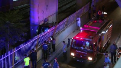  Hafif ticari araç viyadükten tren yoluna uçtu: 1 ölü, 5 yaralı Videosu