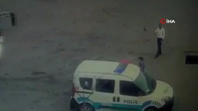 guvenlik kamerasi -  Polis memuru otobüs ile ekip otosu arasında sıkıştı...O anlar kameralara yansıdı Videosu