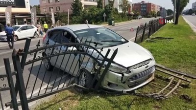 trafik kazasi -  Samsun'da çarpışan otomobillerden biri refüjdeki demir korkuluklara çarptı: 2 yaralı Videosu