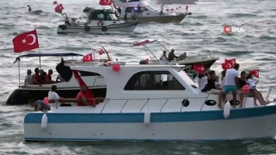  Türk Bayrakları ile donatılan tekneler meşalelerle Zafer Bayramı'nı kutladılar Videosu