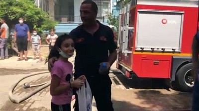  Yangın mahalleyi dumana boğdu, küçük Ecrin duyarlılığı ile takdir topladı Videosu