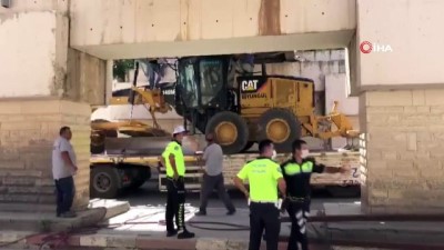 guvenlik onlemi -  Ankara’da iş makinası yüklü TIR alt geçide sıkıştı Videosu