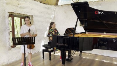 klasik muzik -  İki genç müzisyen yanan ormanlar için çaldı Videosu