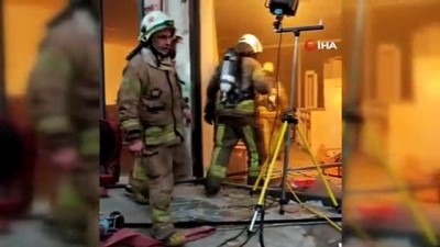 av kopegi -  Mahalle bekçisinin yangında telef olan köpeğe müdahalesi kamerada Videosu