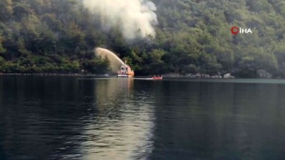 devam eden yanginlar -  Ulaştırma ve Altyapı Bakanlığı, hızlı tahlisiye botu ile yangına denizden müdahale etti Videosu