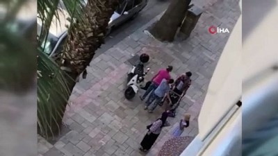 engelli vatandas -  Denizli'de yürek burkan görüntüler kamerada... Engelli adamı tokatlayarak yere devirdi Videosu