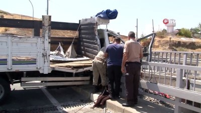 jandarma -  Elazığ’da kamyon bariyerlere çarptı: 1 ölü, 1 yaralı Videosu