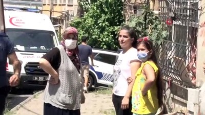 cati kati -  Kadıköy’de çatı alev aldı, alt katta uyuyan adamı eşi kurtardı Videosu