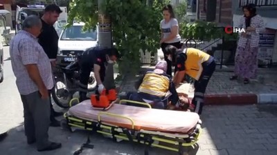 112 acil servis -  Motosiklet ile minibüs kafa kafaya böyle çarpıştı: 2 yaralı Videosu