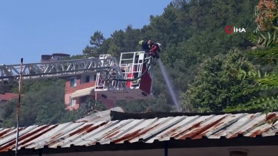  Yangın evlerine sıçramasın diye dumanların arasına daldılar