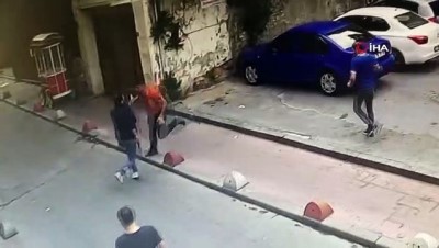 silahli kavga -  Beyoğlu'nda bir kişinin kalbinden vurularak öldüğü silahlı kavganın yeni görüntüleri ortaya çıktı Videosu