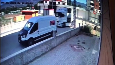 rehabilitasyon merkezi -  Direğin otomobillerin üzerine devrildiği anlar güvenlik kameralarına yansıdı Videosu