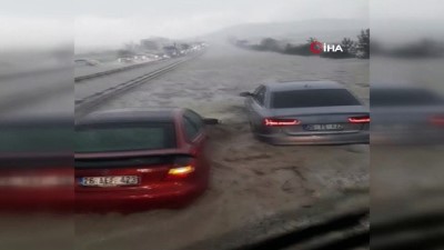  Başkent’te sağanak sele döndü, araçlar yolda kaldı