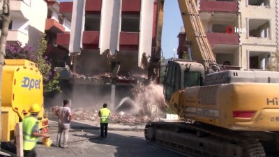 hasarli bina -  Büyükçekmece’de deprem riski taşıyan hasarlı binaların yıkımı sürüyor Videosu