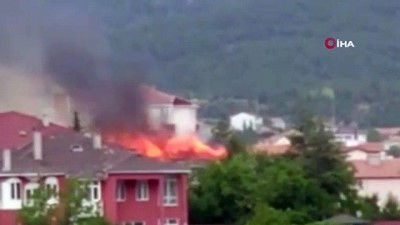 mustakil ev -  Çıkan yangında iki evin çatısı hasar gördü Videosu