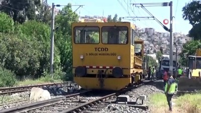 toplu tasima -  İzmir’de yük treni raydan çıktı, İZBAN seferleri aksadı Videosu
