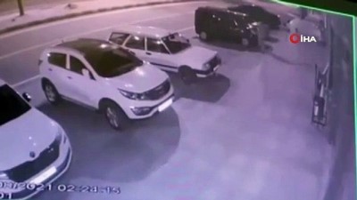 sokak kopegi -  Sokak köpeklerinin yoldan geçen kadına saldırdığı anlar kamerada Videosu