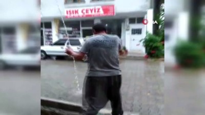 yagmur -  Ağustos'ta yağan yağmurun tadını duş alarak çıkardı Videosu