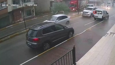 yagan -  Fırtınada yola yan yatan ağacı sürücüler kaldırdı Videosu