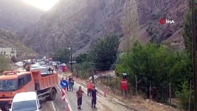 kapanma -  Artvin-Erzurum kara yolu heyelan nedeniyle ulaşıma kapandı Videosu