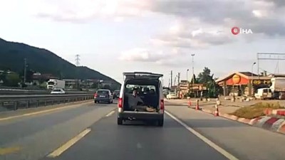 ticari arac -  Bagaj kapağı açık araçta tehlikeli yolculuk araç kamerasında Videosu