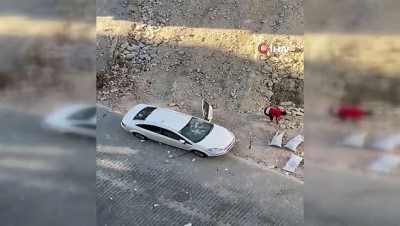 yagmur -  Esenyurt’ta dolandırıldığını iddia eden kadın arabayı taşa tuttu...O anlar kamerada Videosu