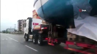 uzunlu -  Karayolunda 21 metrelik tekneyi görenler şaşırdı Videosu