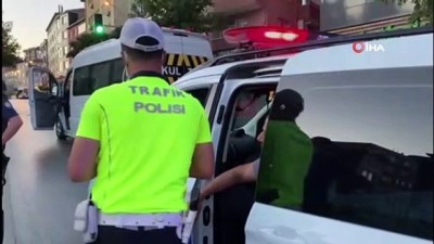polis araci -  Minibüsün kontrolünü kaybetti, emniyet önündeki polis araçlarına çarptı Videosu
